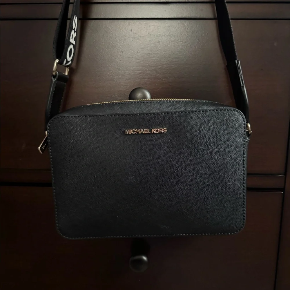 Michael Kors Elegant Black Crossbody Bag - Picture 2 of 5